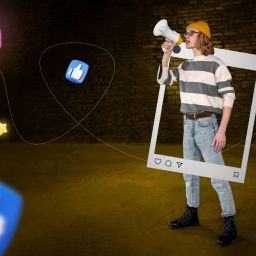 Postează în mod frecvent pe platformele de Social Media